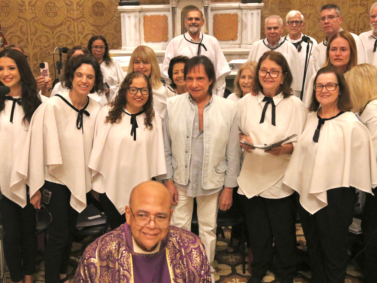 Roberto Carlos vai à missa de 7º dia da irmã, Norma Braga