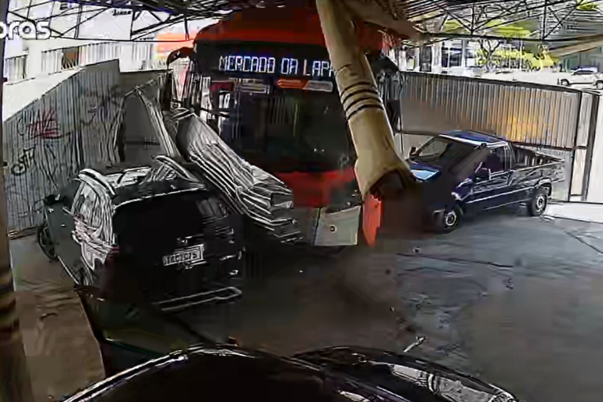 motorista-passa-mal,-onibus-perde-controle-e-atinge-carros-em-sp