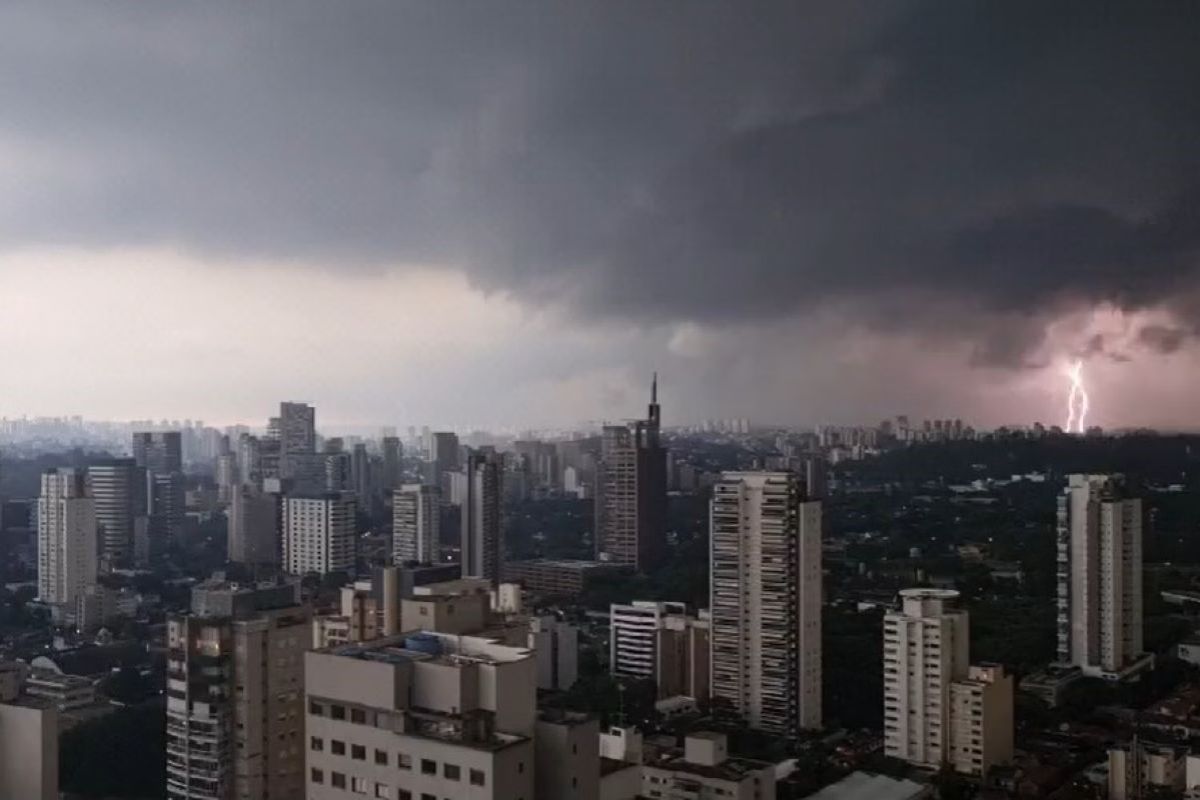 inmet-emite-alertas-laranja-e-amarelo-para-tempestade-no-estado-de-sp
