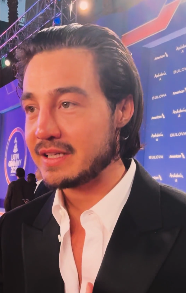 Apresentador na première do Grammy Latino, Tiago Iorc celebra desempenho de Liniker