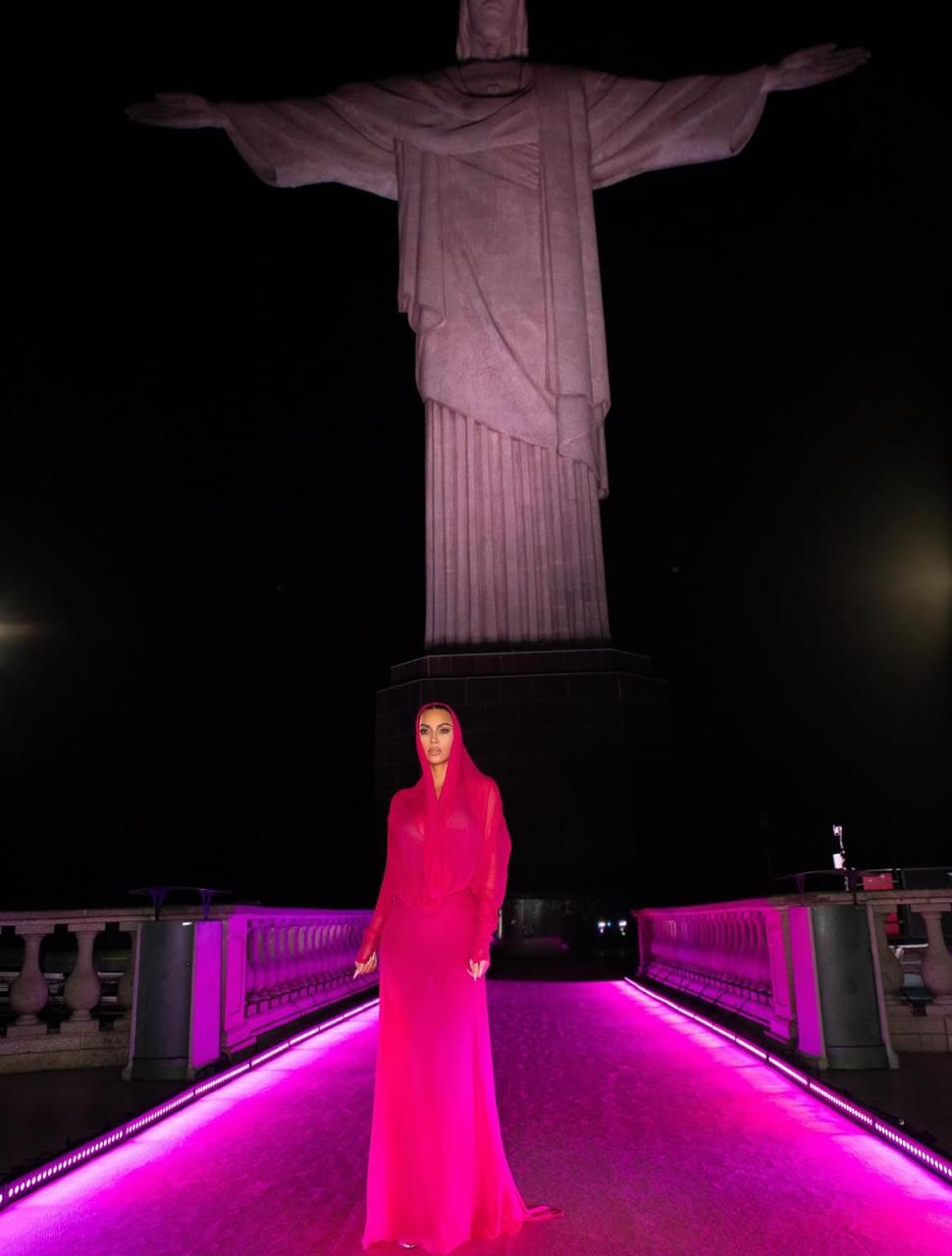 Kim Kardashian abre álbum de fotos aos pés do Cristo Redentor no Rio