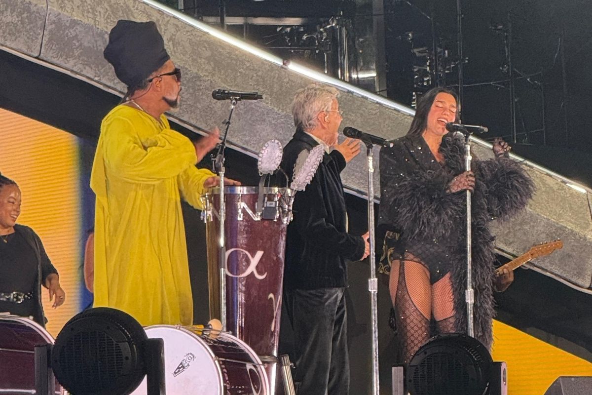 dua-lipa-canta-com-caetano-veloso-e-carlinhos-brown-em-sp.-veja