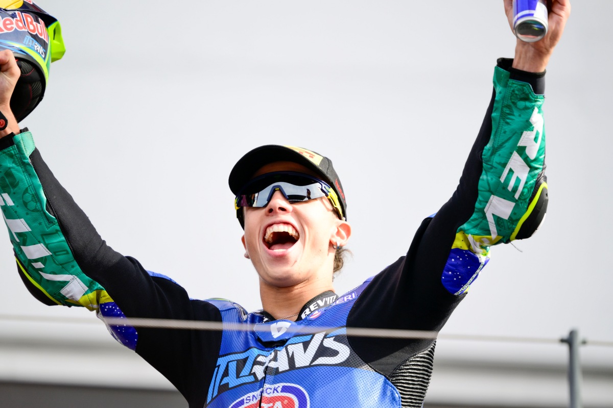 historico:-brasileiro-diogo-moreira-conquista-titulo-da-moto2-2025