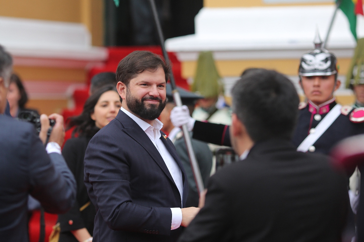 boric-parabeniza-jara-e-kast-por-2o-turno:-“democracia-sera-como-guia”