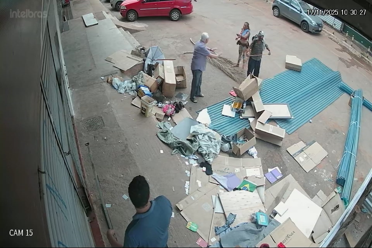 papelaria-nao-abre-apos-moradores-de-rua-acamparem-na-entrada