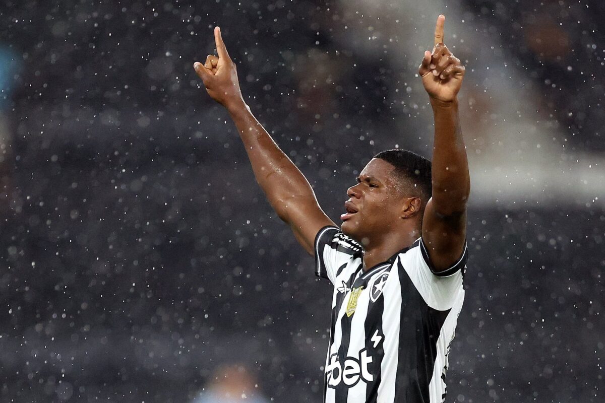 com-gol-salvador-no-fim,-botafogo-vira-sobre-o-sport-e-sobe-na-tabela