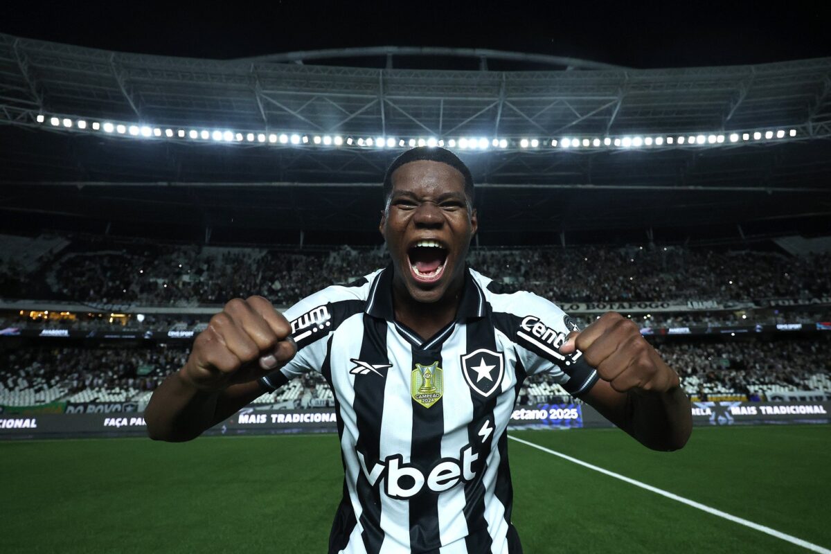 brasileirao:-jovem-atacante-do-botafogo-marca-duas-vezes-e-se-emociona