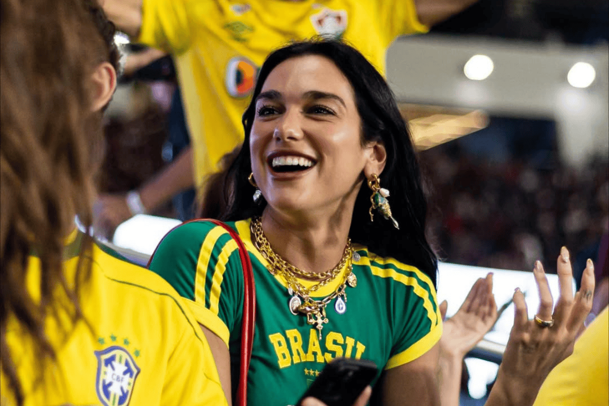 dua-lipa-marca-presenca-no-maracana-e-acompanha-classico-fla-flu