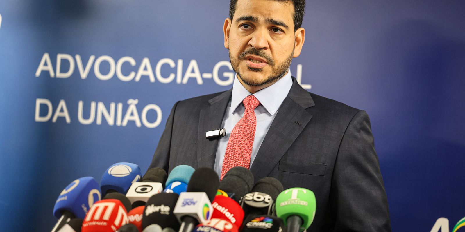Lula indica Messias para vaga de Barroso no STF