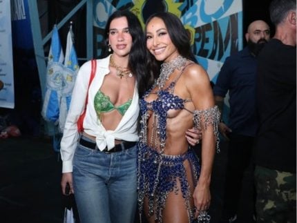 no-ritmo-carioca!-dua-lipa-marca-presenca-em-ensaio-da-vila-isabel-e-se-joga-no-samba-com-sabrina-sato