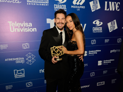 Nicolas Prattes é eleito “Melhor Ator” no México e celebra conquista com Sabrina Sato