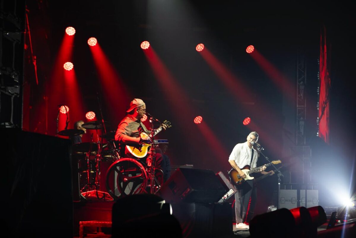 estilo-brasil:-paralamas-do-sucesso-entrega-show-historico