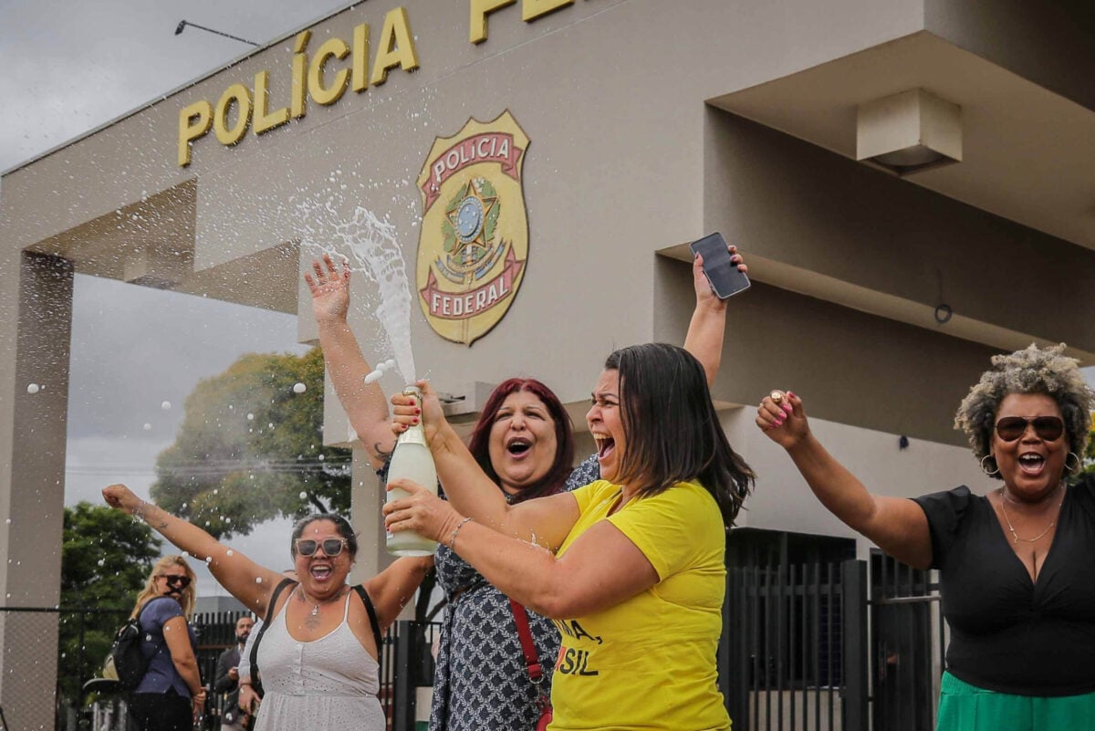 apoiadores-de-lula-comemoram-com-champanhe-prisao-de-bolsonaro