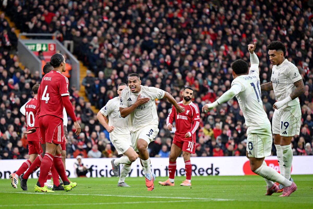com-gol-brasileiro,-forest-vence-liverpool-e-se-afasta-da-degola