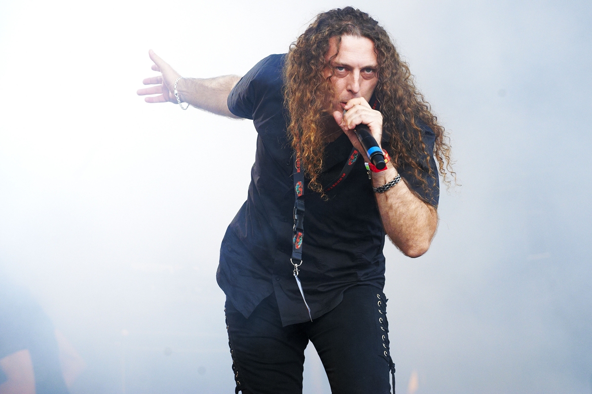 banda-angra-anuncia-saida-do-vocalista-fabio-lione