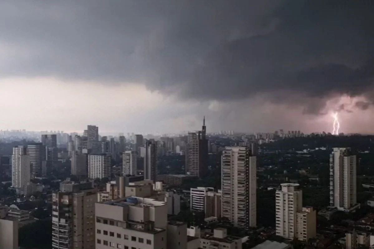 sp-amanhece-com-alerta-de-perigo-para-tempestade-nesta-segunda-(24)