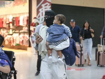 para-escapar-dos-olhares,-mc-daniel-adota-“disfarce”-e-embarca-em-aeroporto-do-rio