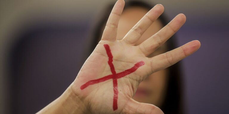 Mais de 70% das agressĂ”es contra mulheres tĂȘm testemunhas, diz estudo