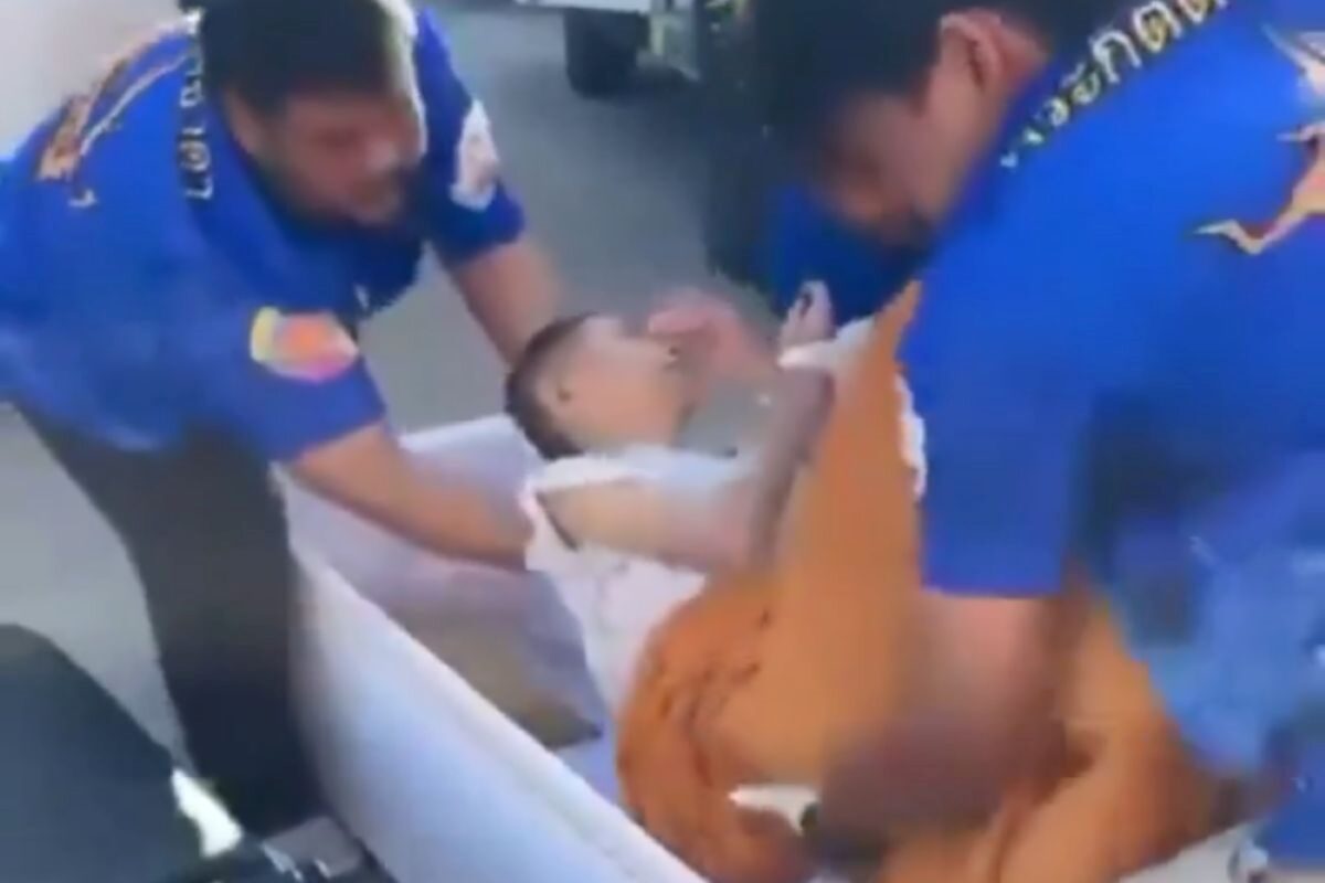 prestes-a-ser-cremada,-mulher-tailandesa-bate-no-caixao-e-e-salva