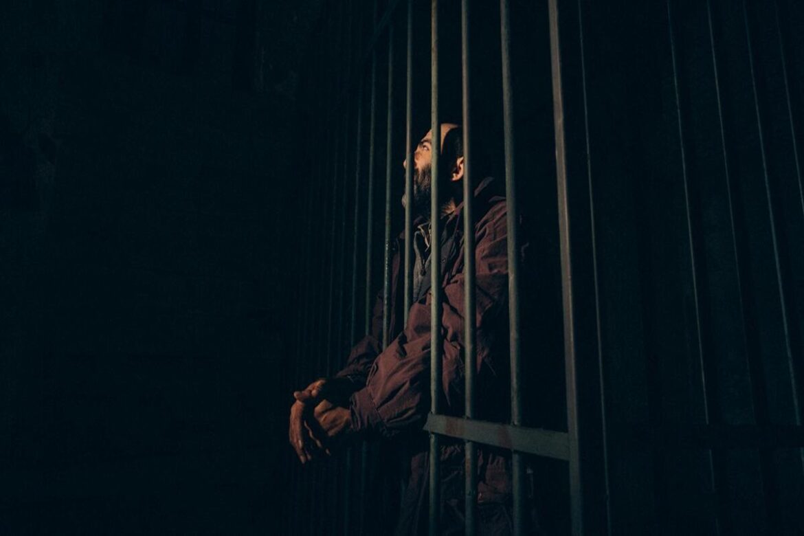 preso-por-roubo-a-farmacias,-homem-detona-sala-de-delegacia-no-df