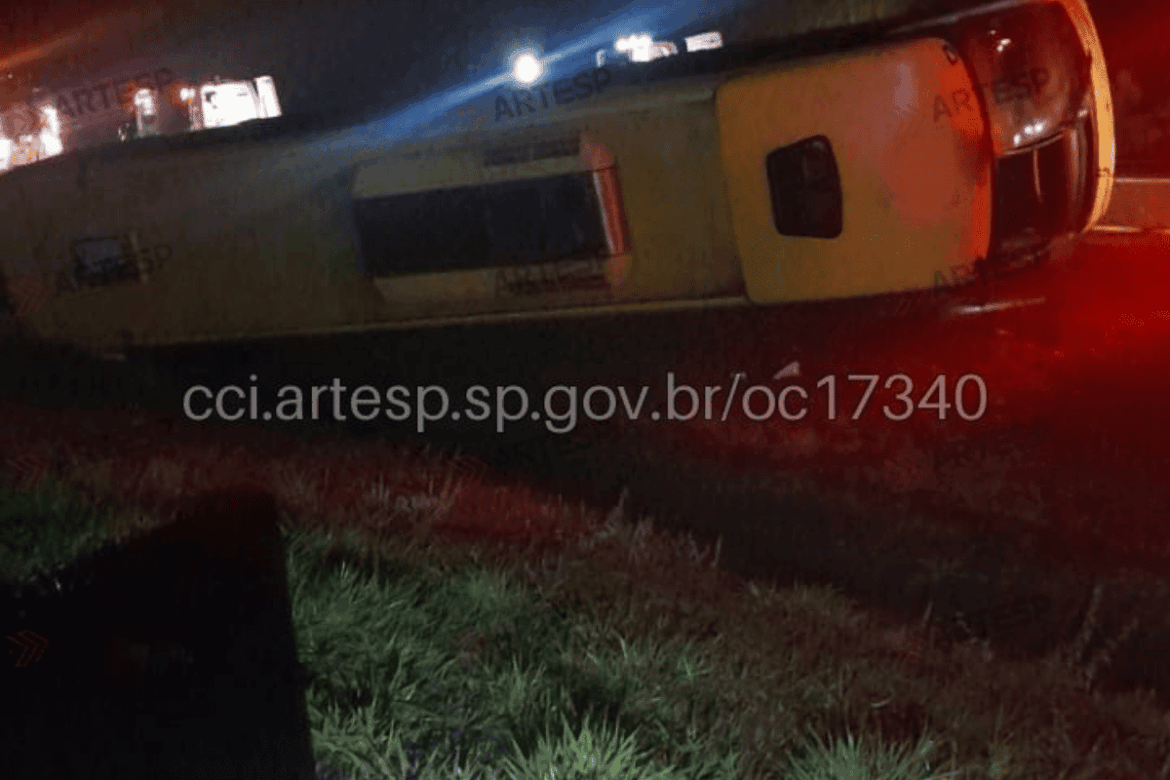 onibus-de-viagem-tomba-e-deixa-13-feridos-em-rodovia-no-interior-de-sp