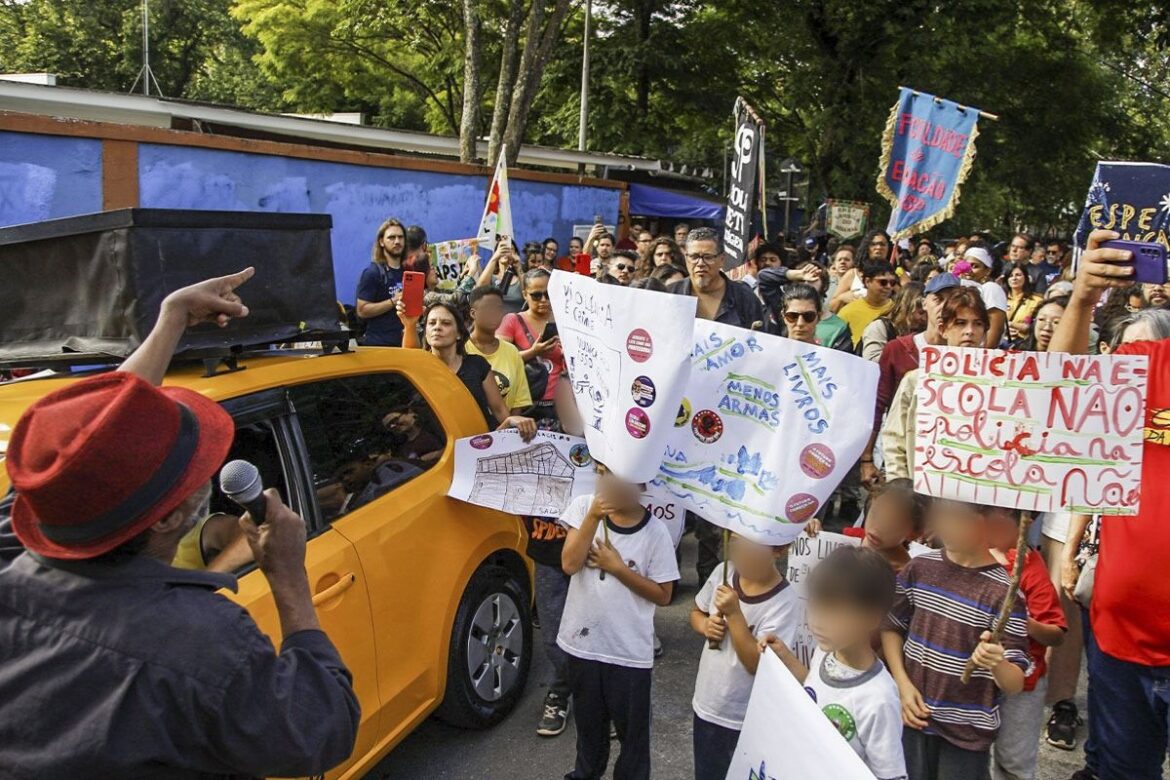 desenho-de-orixa:-pais,-alunos-e-vizinhos-fazem-ato-em-apoio-a-escola