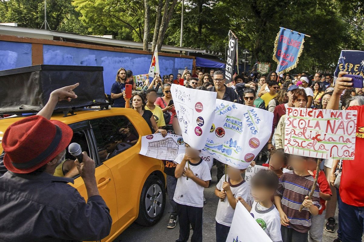desenho-de-orixa:-pais,-alunos-e-vizinhos-fazem-ato-em-apoio-a-escola