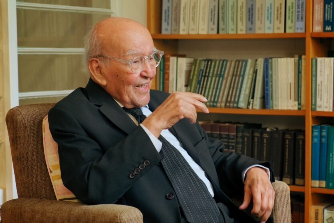 morre,-aos-100-anos,-jose-afonso-da-silva,-jurista-e-ex-secretario-de-sp