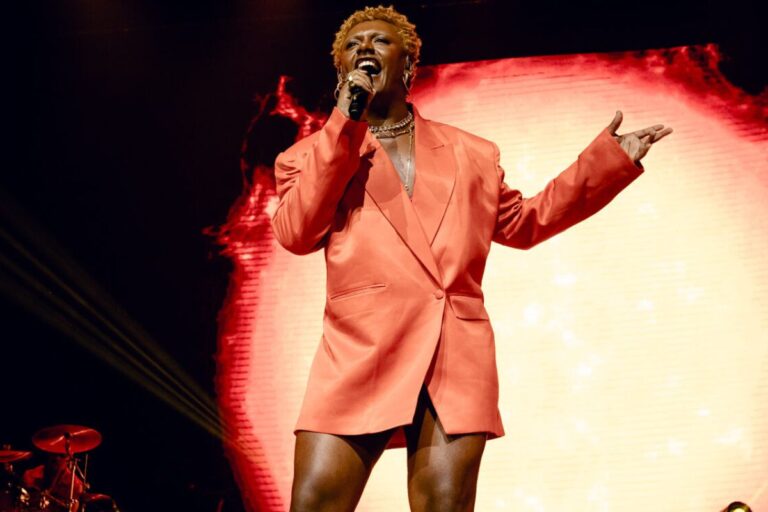 A um mês do Estilo Brasil, Liniker prepara um show de força e afeto