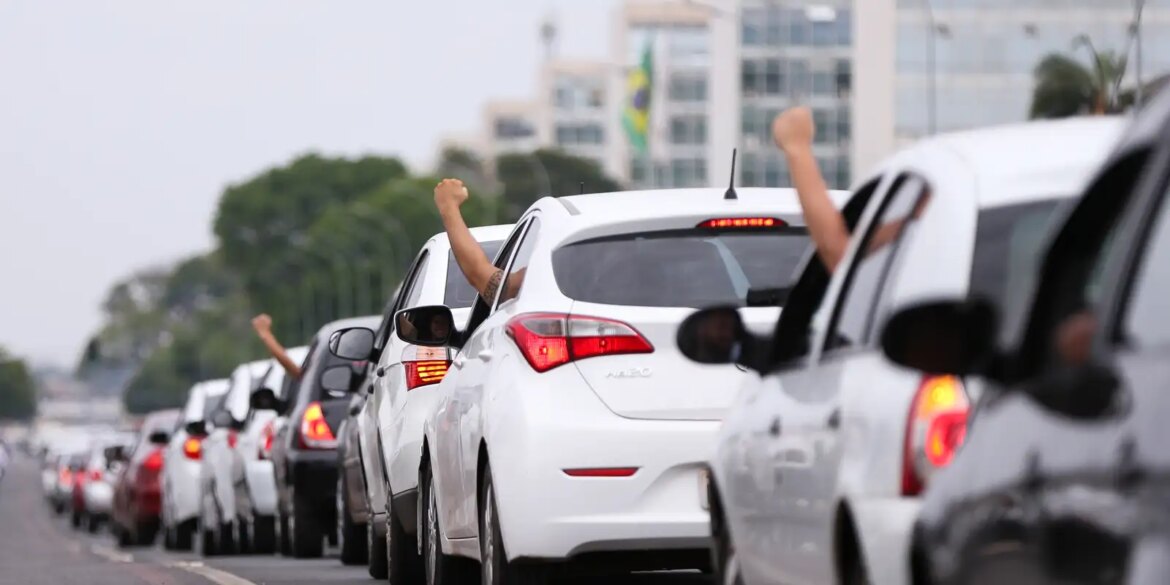 motoristas-de-aplicativo-cairam-no-“conto-do-vigario”,-diz-sakamoto