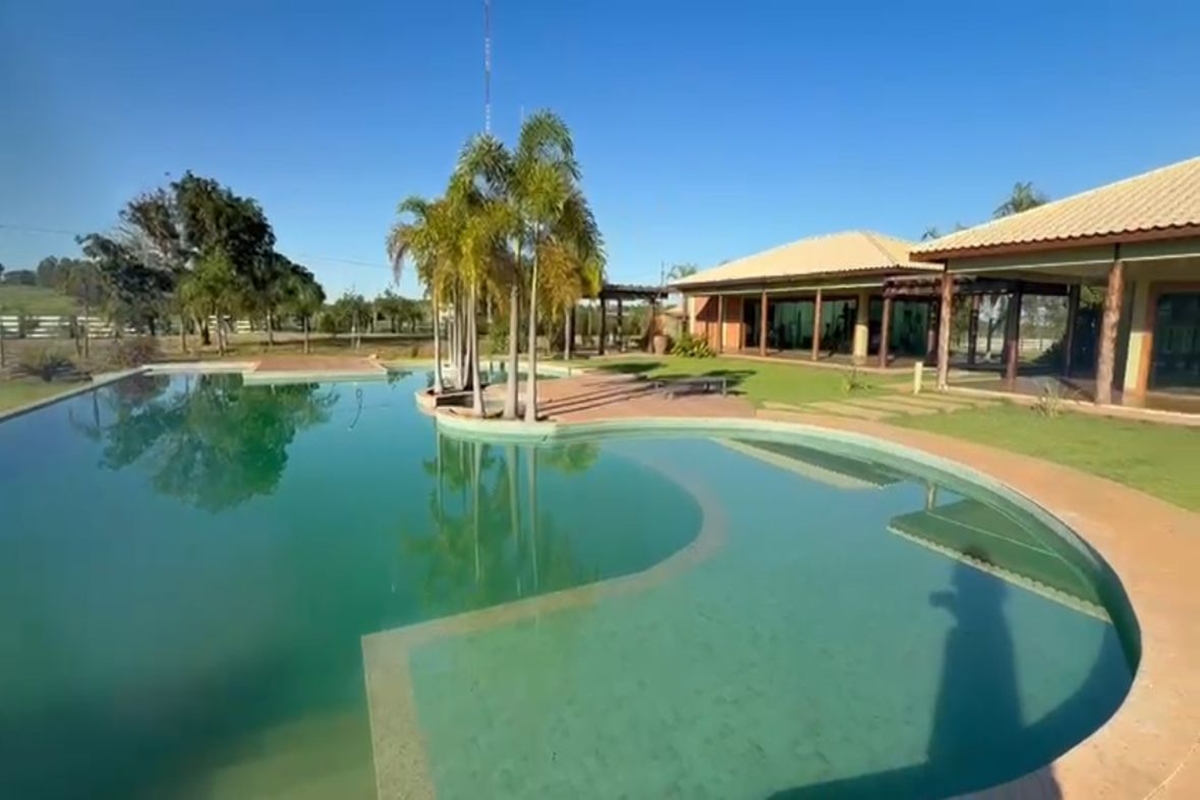 luxo:-oasis-de-mafiosos-internacionais-tem-carros-e-piscinas-gigantes