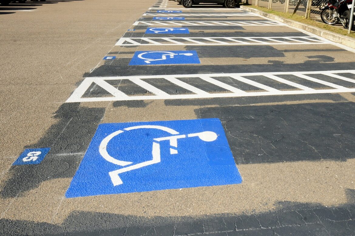 avanca-pl-que-cria-multa-a-quem-estacionar-em-rampas-de-acesso-a-pcds