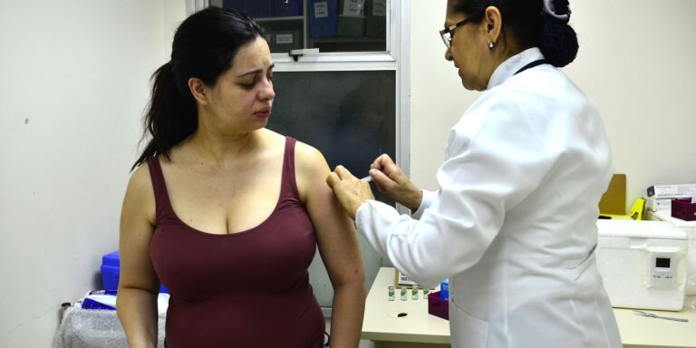 Saiba como será oferta de vacina que previne bronquiolite em bebês