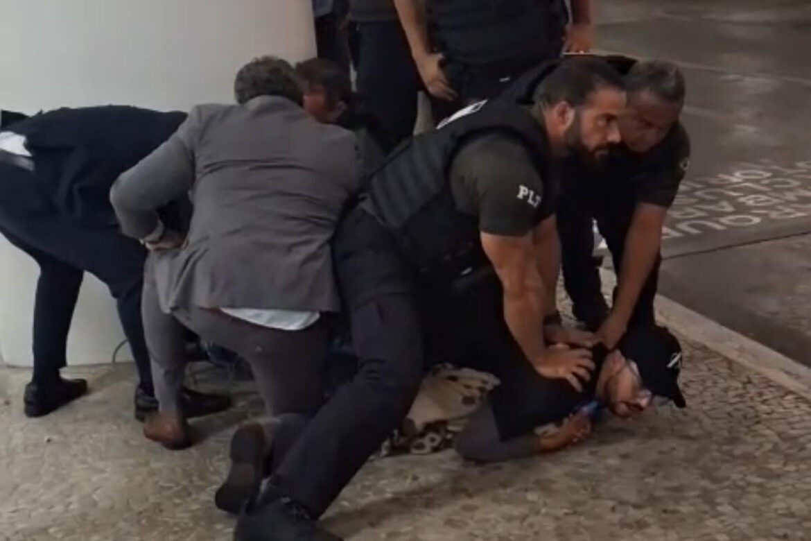 homem-e-preso-ao-se-acorrentar-para-protestar-no-congresso-nacional