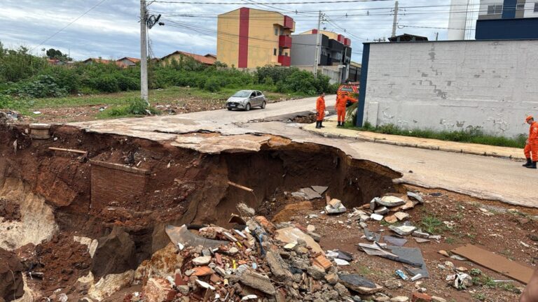 Chuva provoca caos, castiga cidade e estado de emergência é decretado