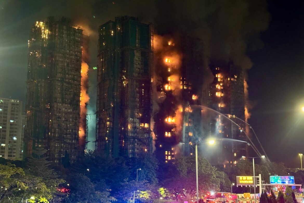 hong-kong:-policia-prende-3-suspeitos-por-mega-incendio-em-arranha-ceu