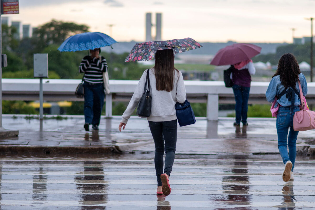 Chove chuva! 15 estados e DF estão sob alerta do Inmet nesta 5ª; veja