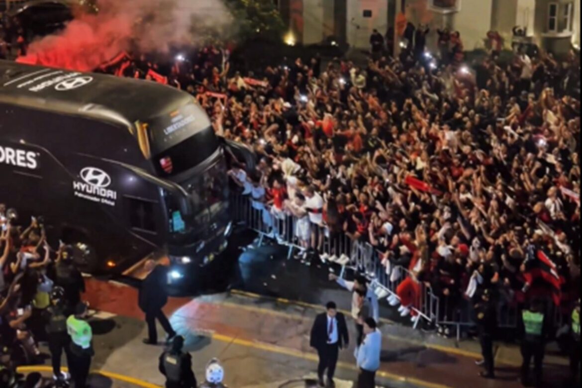 libertadores:-torcida-do-flamengo-faz-festa-na-chegada-dos-jogadores-a-lima