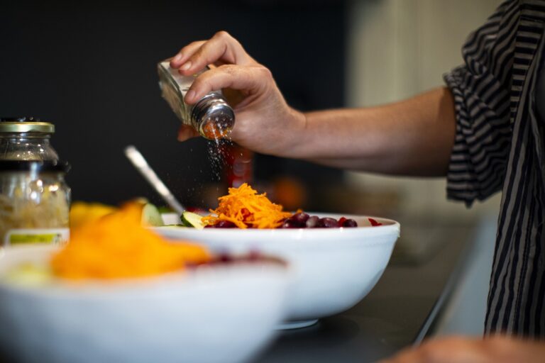 em-excesso,-este-tempero-comum-pode-aumentar-a-pressao-e-gerar-inchaco