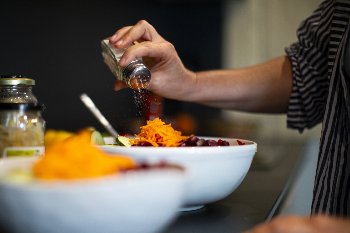 em-excesso,-este-tempero-comum-pode-aumentar-a-pressao-e-gerar-inchaco