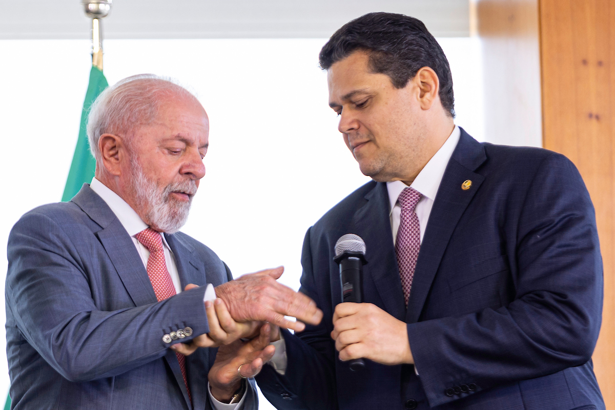 lula-so-deve-enviar-indicacao-de-messias-apos-conversa-com-alcolumbre