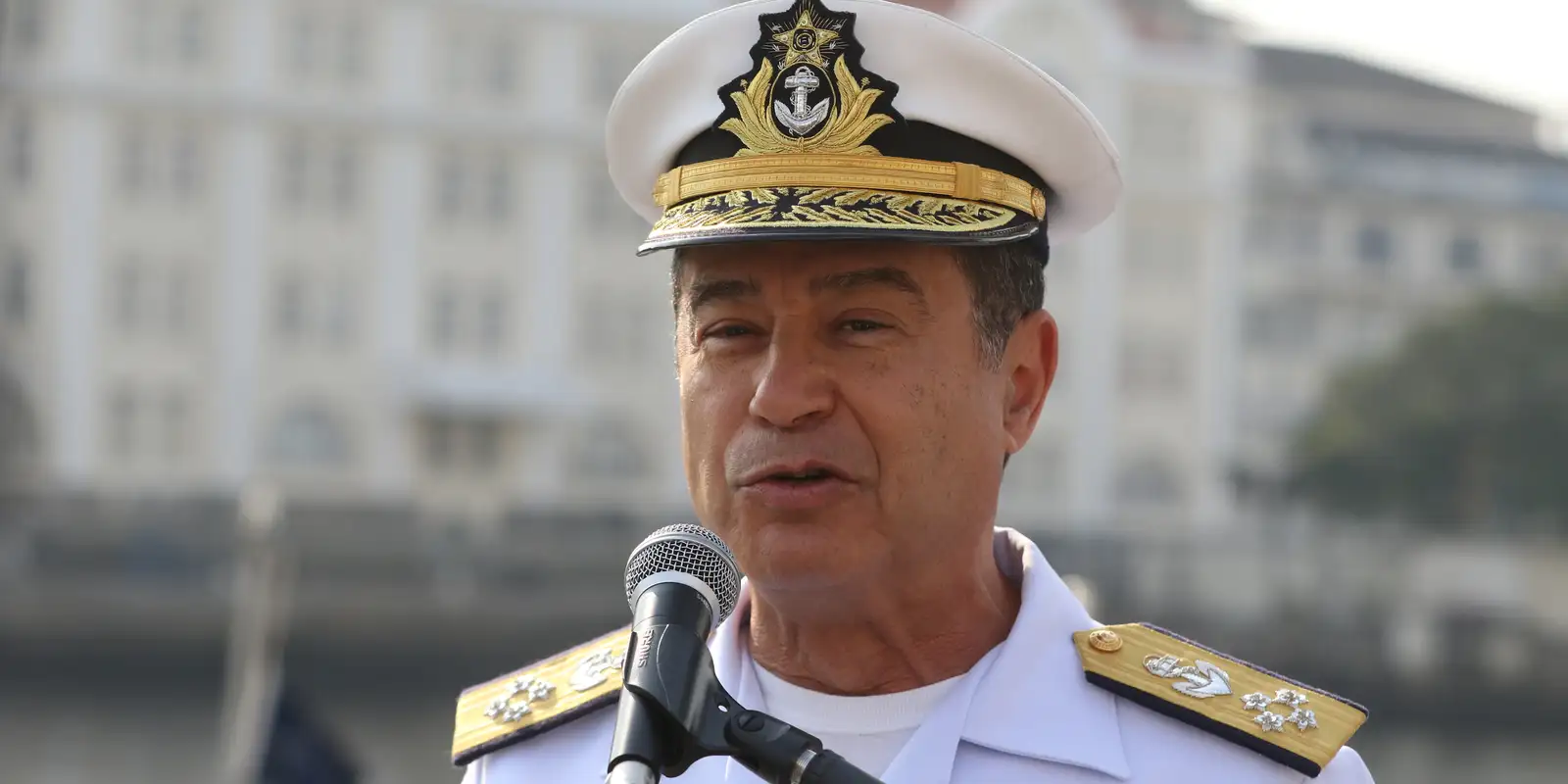Almirante Garnier estava em academia quando foi preso pela PF