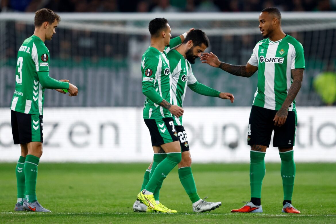 jogadores-do-mesmo-time-se-lesionam-em-lance-inusitado-na-liga-europa