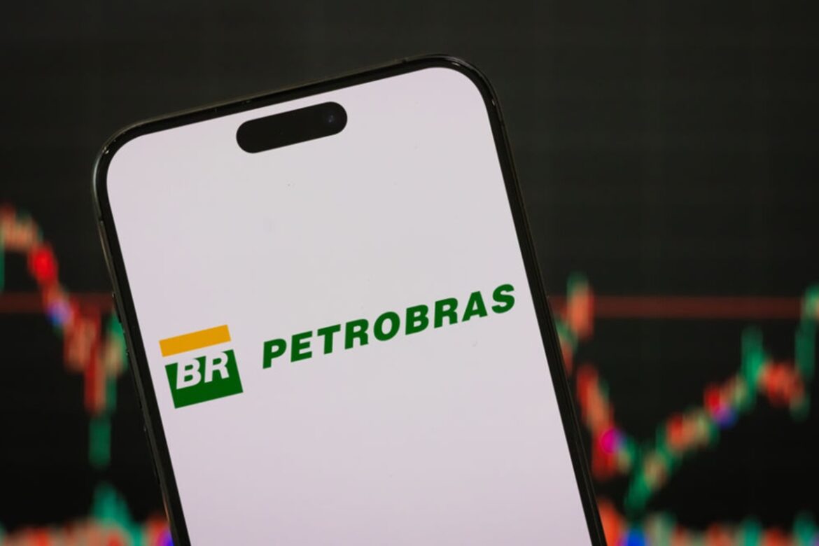 acoes-da-petrobras-tombam-apos-anuncio-de-plano-de-investimentos