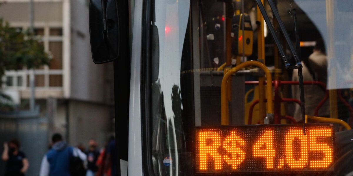 em-livro,-deputado-defende-fundo-para-oferecer-transporte-gratuito