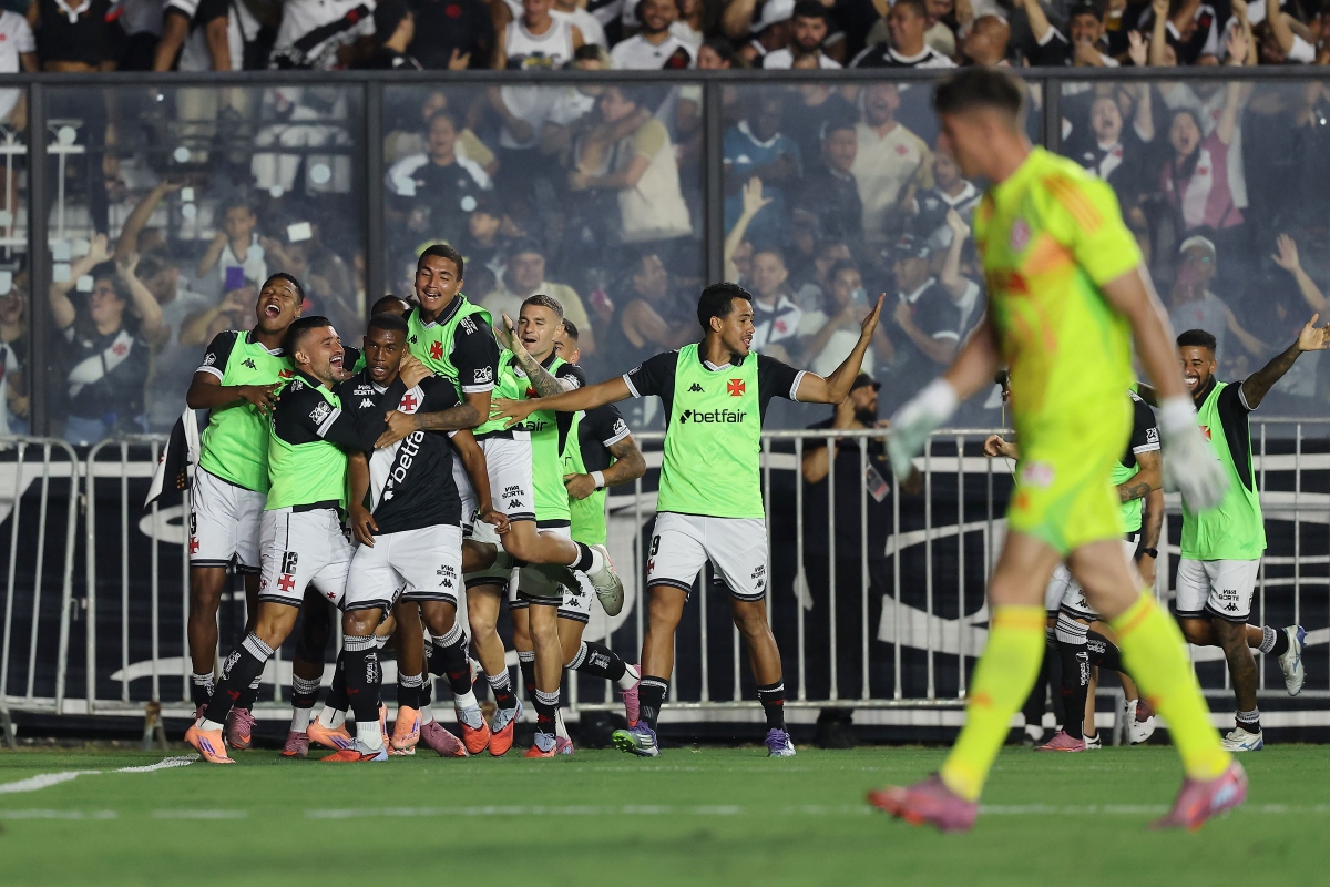vasco-atropela-internacional-e-volta-a-vencer-no-campeonato-brasileiro