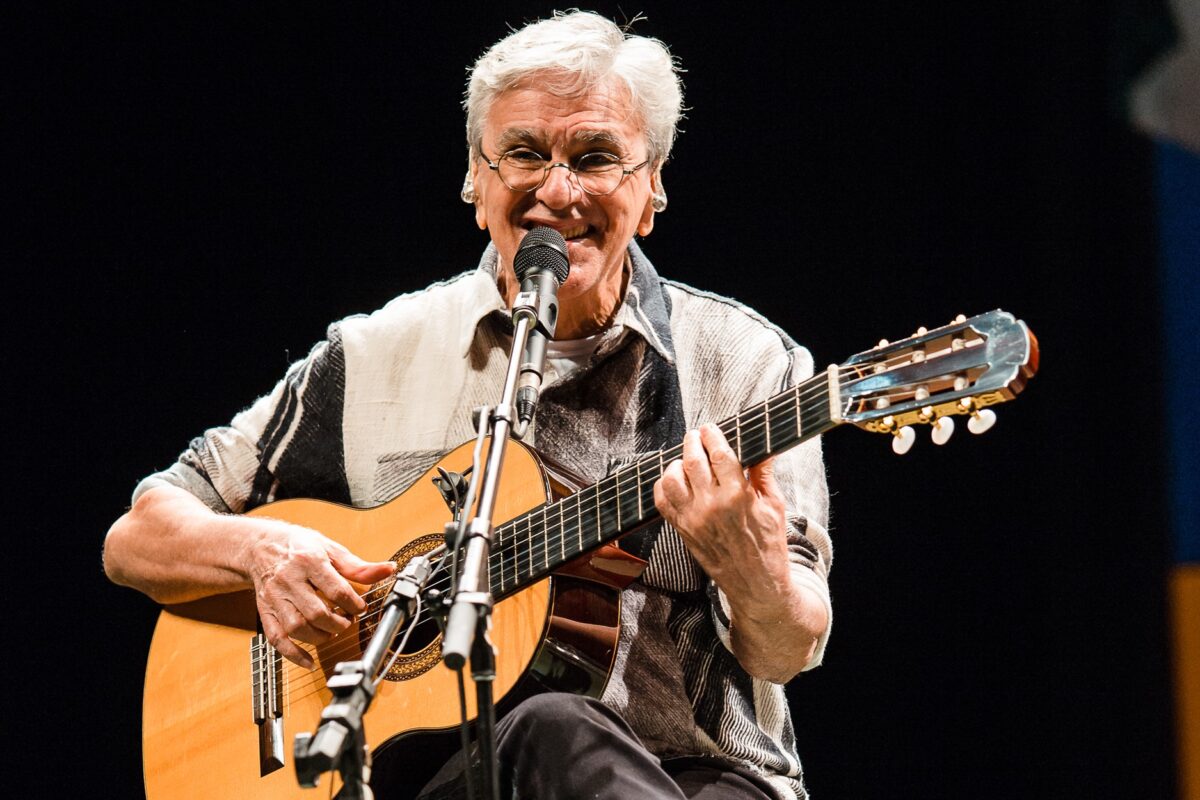 como-o-album-de-estreia-de-caetano-veloso-conseguiu-ser-um-manifesto-silencioso