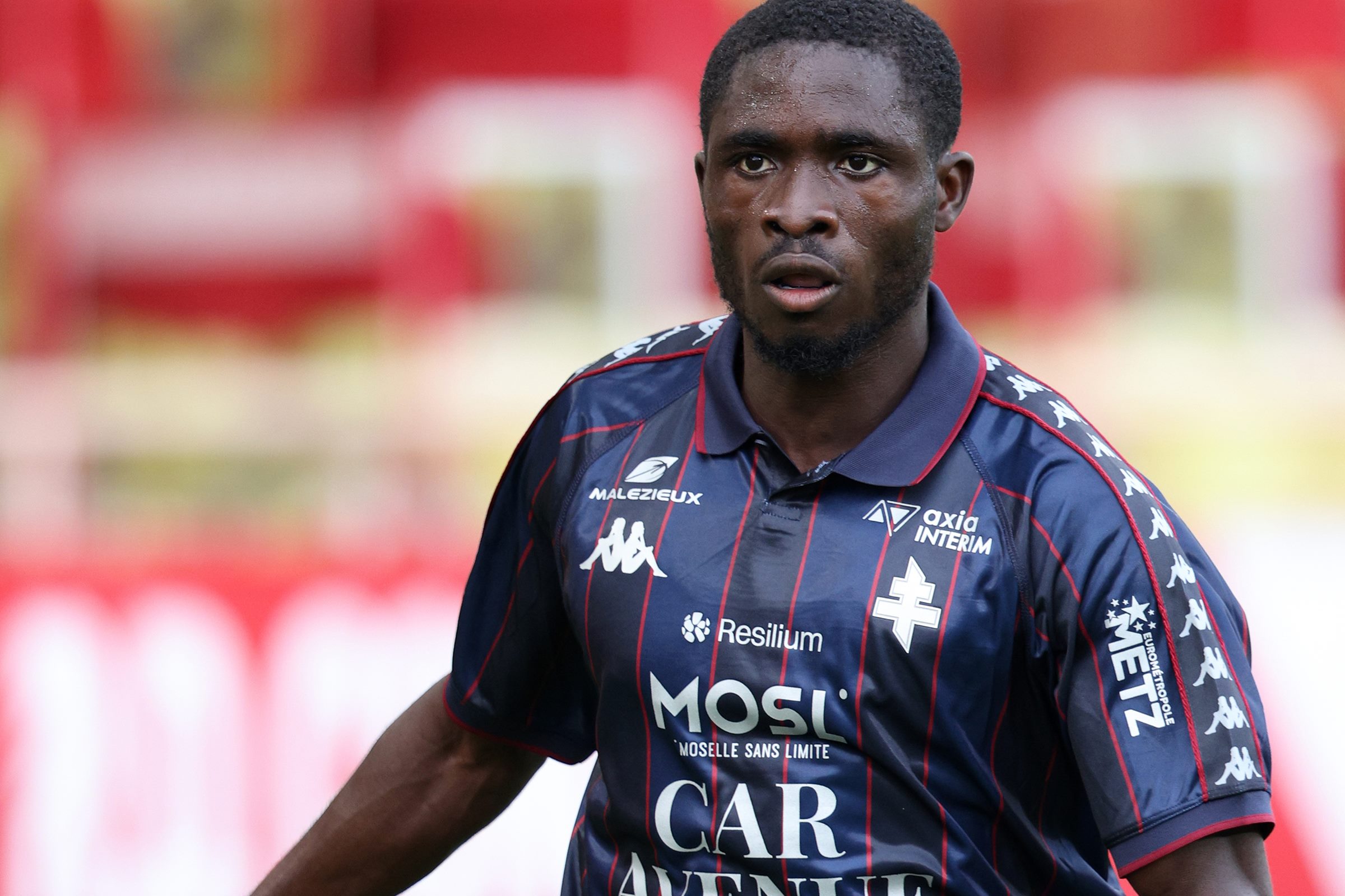 video:-lateral-se-recusa-a-aquecer-ao-ser-confirmado-como-reserva