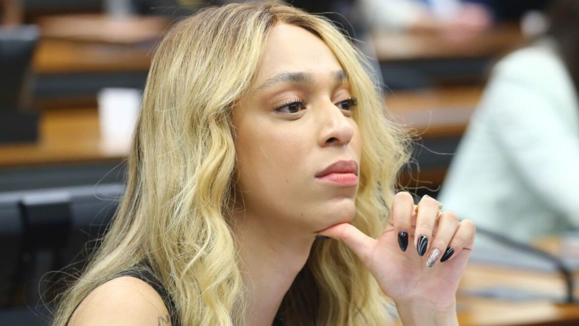 ​”partido-da-papuda”:-erika-hilton-lista-presos-do-pl-em-discurso