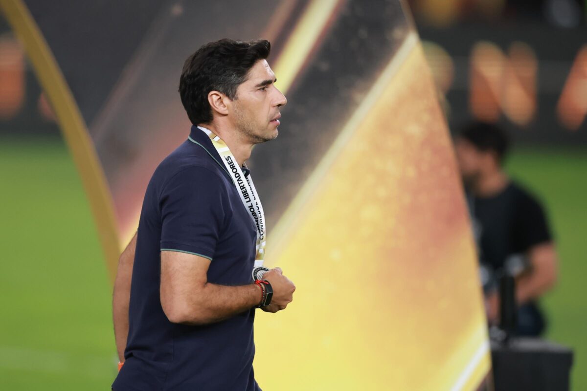 libertadores:-veja-reacao-de-abel-ferreira-ao-receber-medalha-de-vice